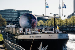 Die MS Wisseschaft, das schwimmende Science Center, liegt am Schiffbauerdamm in Berlin vor Anker.